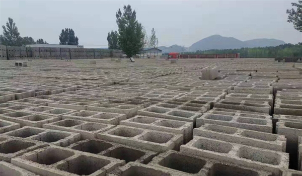 连锁砌块备货区
